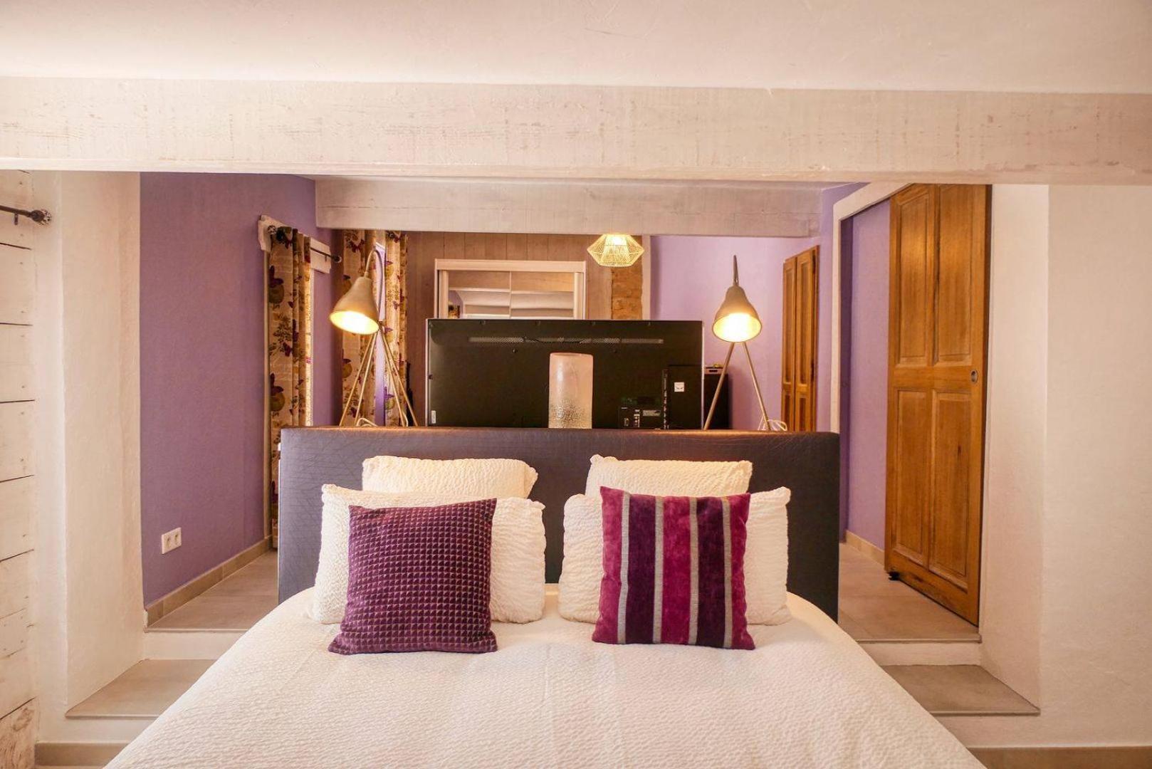 Le Hameau Fleur De Pierres , Chambre , Gite Et Table D'Hotes Murs  エクステリア 写真