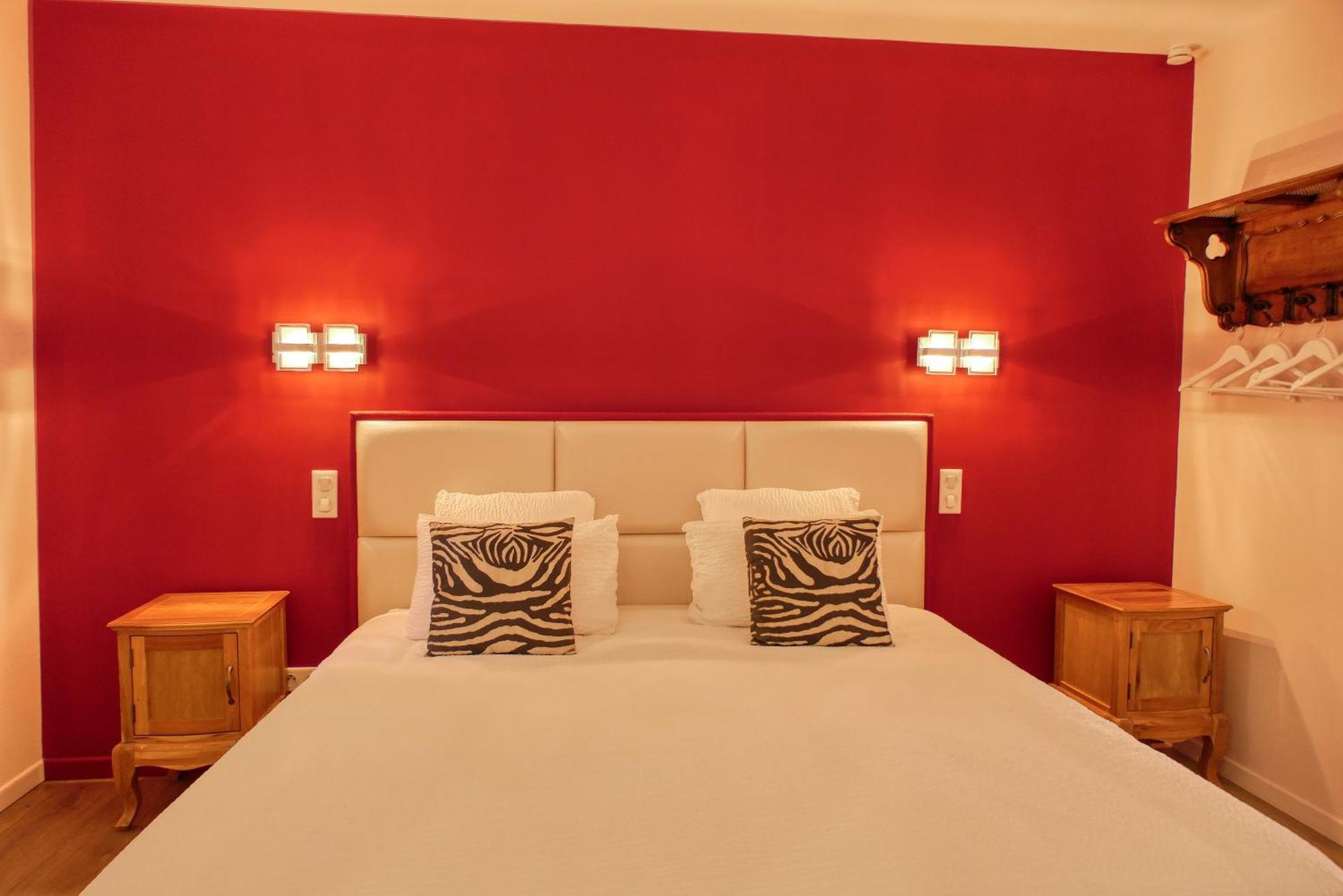 Le Hameau Fleur De Pierres , Chambre , Gite Et Table D'Hotes Murs  エクステリア 写真
