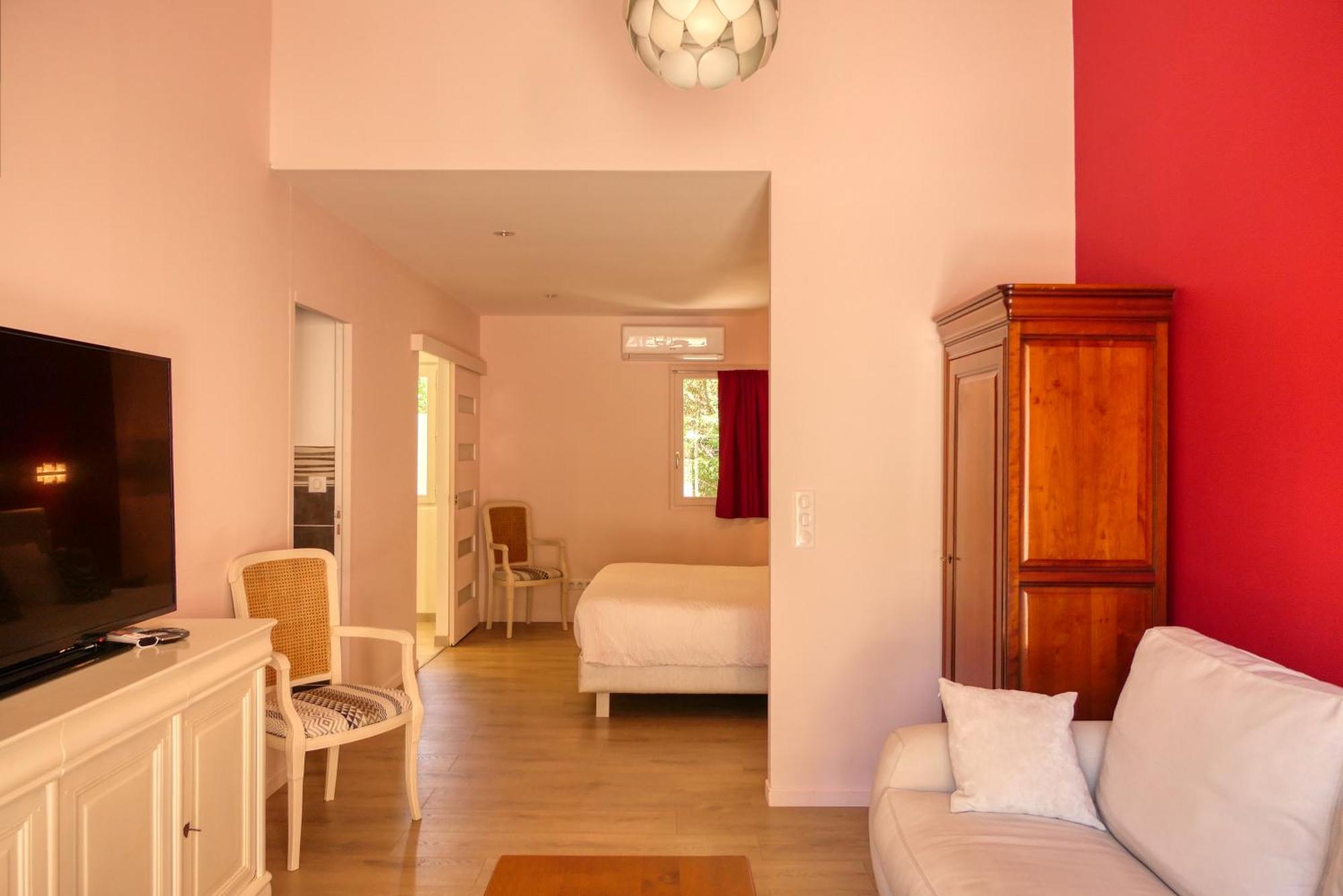 Le Hameau Fleur De Pierres , Chambre , Gite Et Table D'Hotes Murs  エクステリア 写真