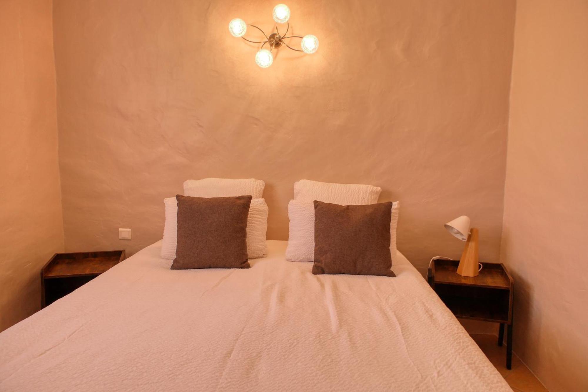 Le Hameau Fleur De Pierres , Chambre , Gite Et Table D'Hotes Murs  エクステリア 写真