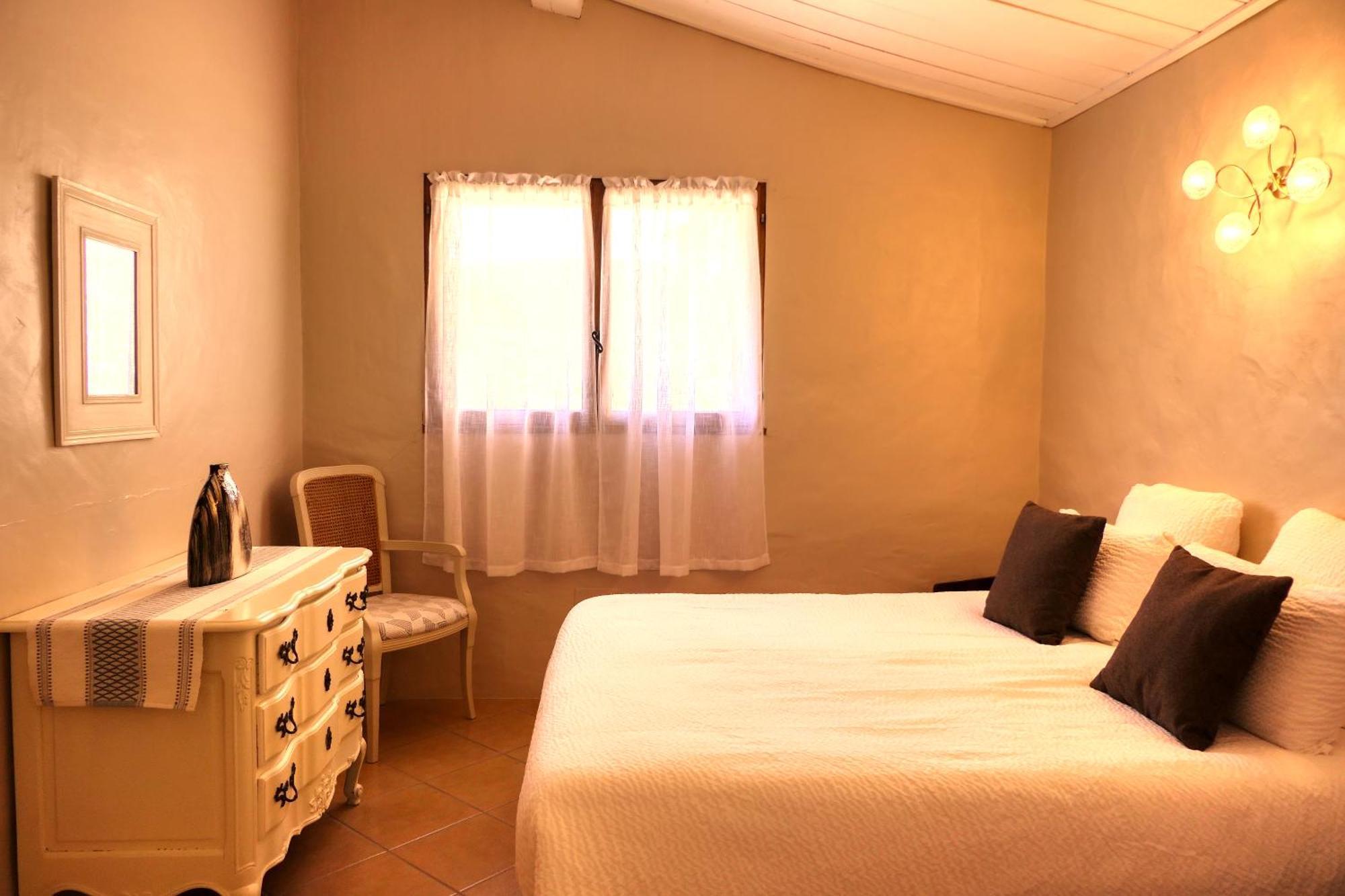 Le Hameau Fleur De Pierres , Chambre , Gite Et Table D'Hotes Murs  エクステリア 写真