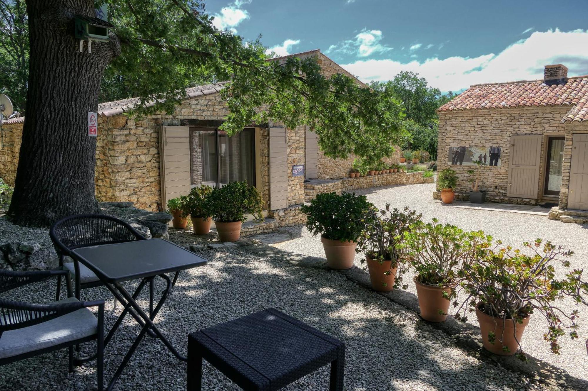 Le Hameau Fleur De Pierres , Chambre , Gite Et Table D'Hotes Murs  エクステリア 写真