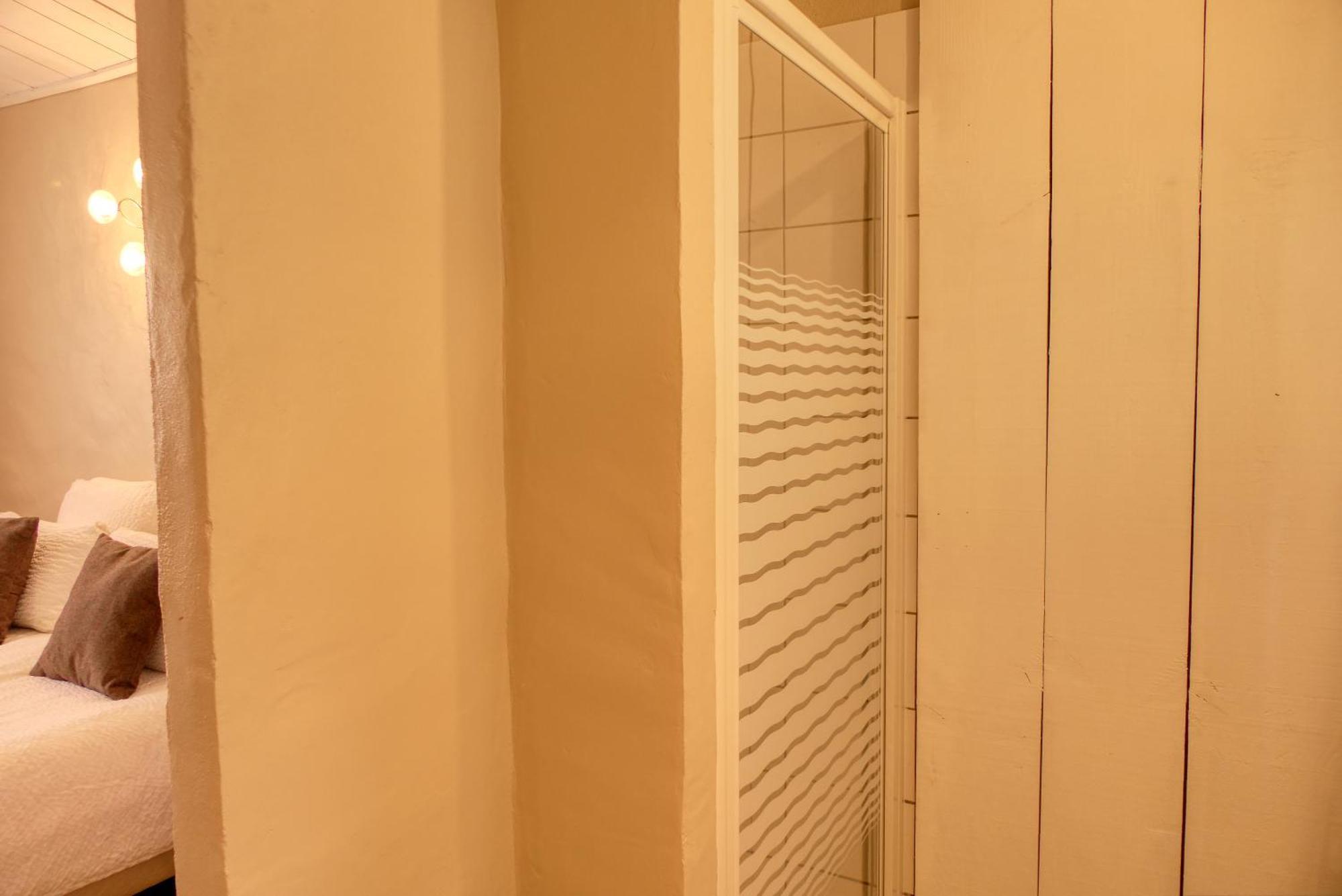Le Hameau Fleur De Pierres , Chambre , Gite Et Table D'Hotes Murs  エクステリア 写真